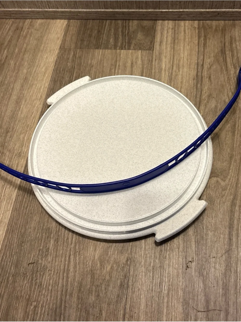 Tupperware cake carrier